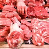 Verschiedene Sorten Schweinefleisch (vorn) und Rindfleisch liegen in einer Fleischtheke. (Symbolbild)