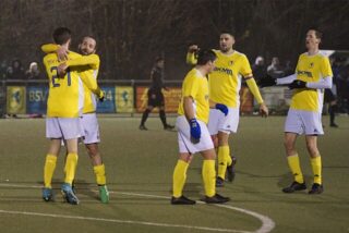 Am Donnerstagabend trafen der BSV Heeren und der SV Langschede zum Abschluss der Hinrunde aufeinander. Hier bejubelt der BSV die 1:0-Führung.