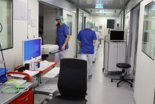 Viele Menschen haben mit Atemwegserkrankungen zu kämpfen, manche müssen ins Krankenhaus.