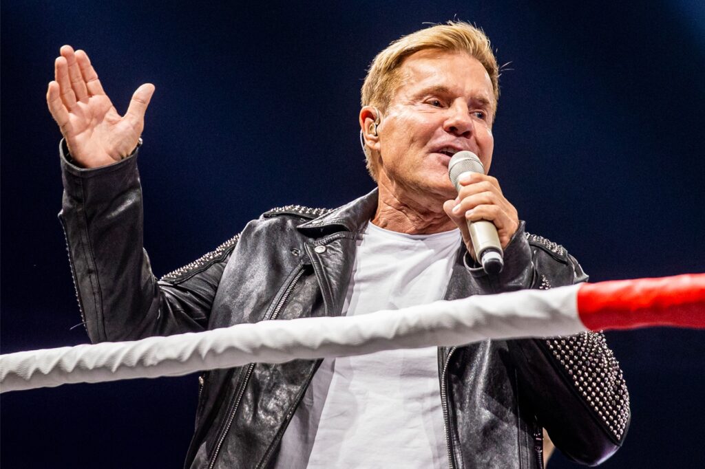 Dieter Bohlen redet in ein Mikro in einem Boxring. Dieter Bohlen redet in ein Mikro in einem Boxring.
