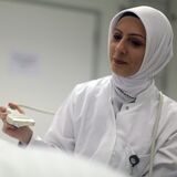 Eine Ärztin trägt in einem Krankenhaus ein Kopftuch.