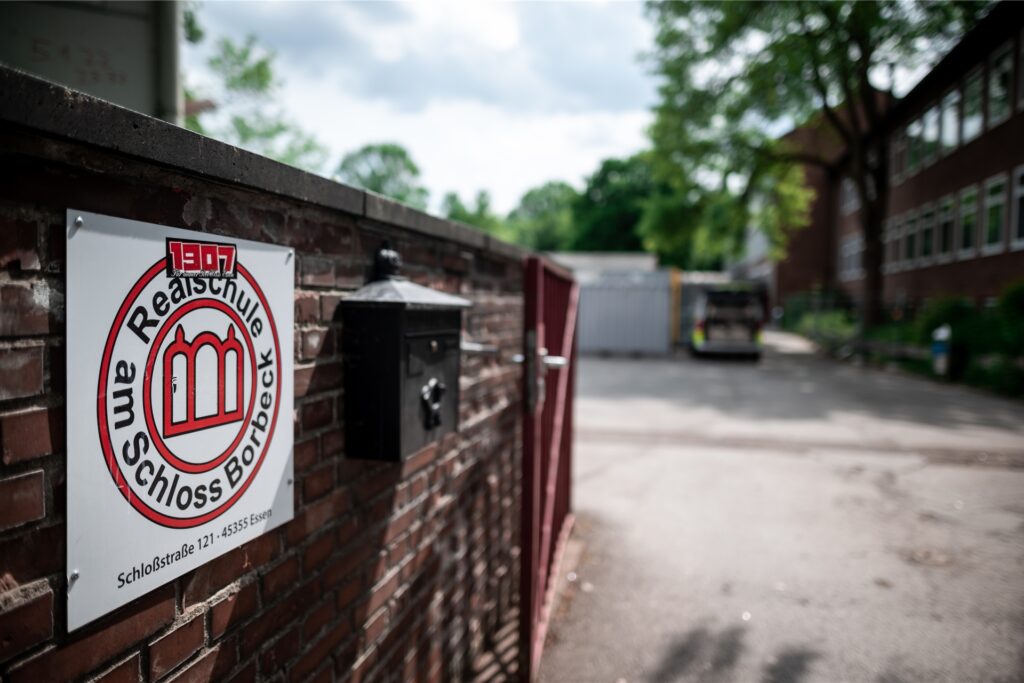 Der Eingangsbereich der Realschule am Schloss Borbeck mit einem Schild der Schule. Der Eingangsbereich der Realschule am Schloss Borbeck mit einem Schild der Schule.