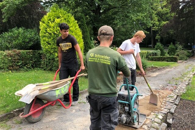 Nach dem Unwetter im Juli 2021 mussten zum Beispiel auch die schwer beschädigten Wege auf dem Neuen Friedhof wiederhergestellt werden.