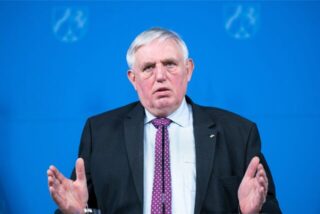 NRW-Gesundheitsminister Karl Josef Laumann steht am Rednerpult und gestikuliert.