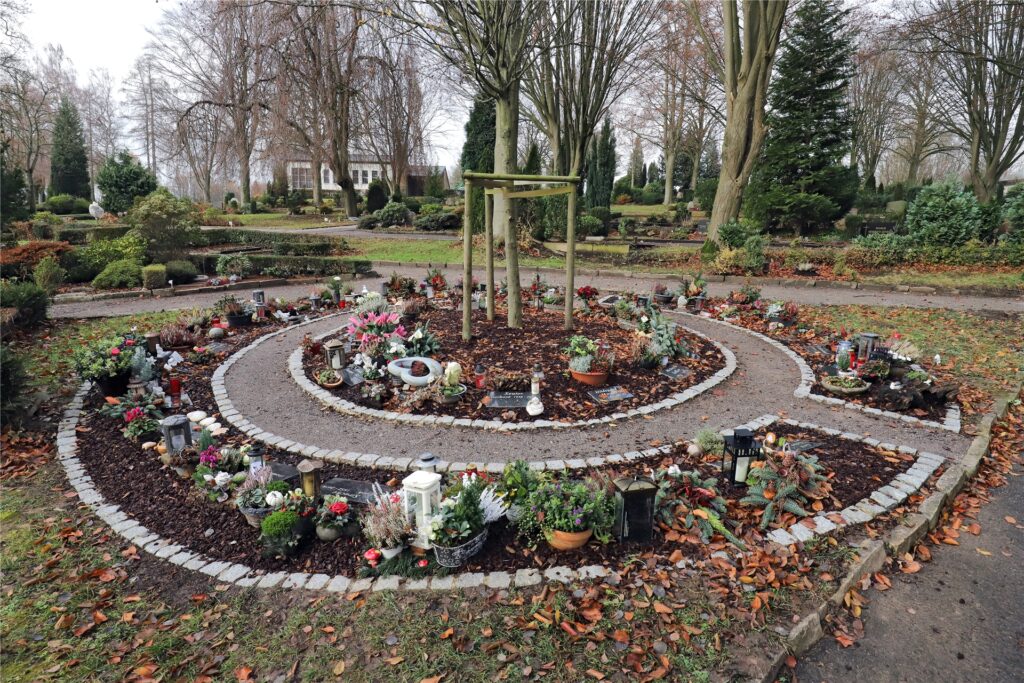 Urnengräber wie hier auf dem Neuen Friedhof liegen auch in Fröndenberg weiter stark im Trend. Urnengräber wie hier auf dem Neuen Friedhof liegen auch in Fröndenberg weiter stark im Trend.