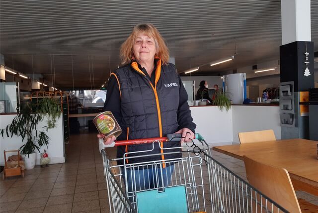 Ulrike Trümper mit einem Einkaufswagen der Unnaer Tafel: Die langjährige Chefin des Vereins geht jetzt in den Ruhestand.