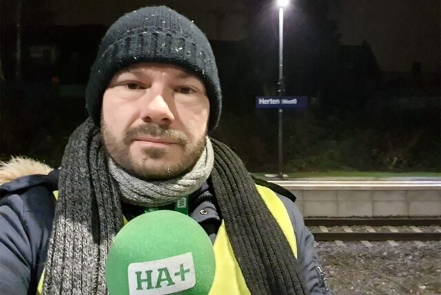 HA-Redaktionsleiter Frank Bergmannshoff steht am Gleis des neuen S-Bahn-Haltepunkts in Herten.
