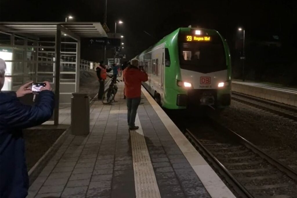 Die erste S9 erreicht nach fast 40 Jahren den neuen S-Bahn-Haltepunkt in Herten.