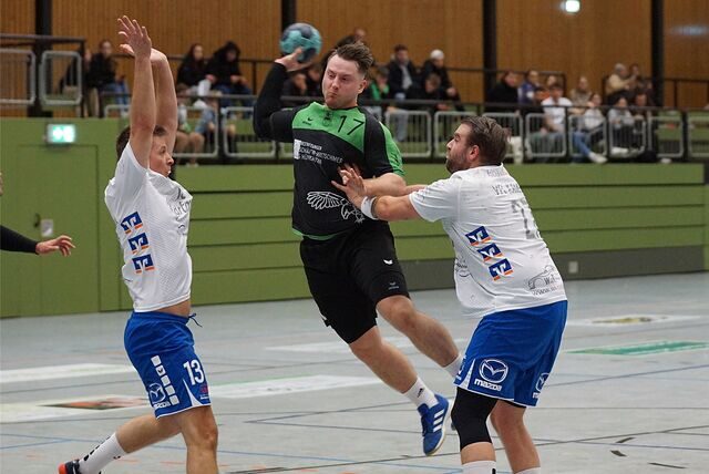 Trotz Bedrängnis von Kamens Henning Lehmkemper (r.) kann Oberadens Christian Meier (M.) hier auf 4:6 verkürzen.