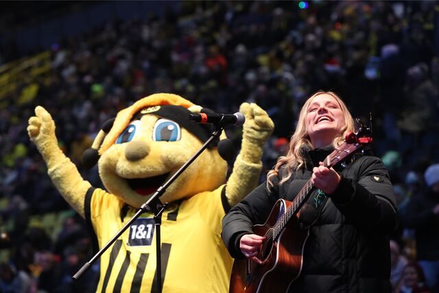 BVB-Sängerin Jo Marie Dominiak und Maskottchen Emma beim BVB-Weihnachtssingen 2022 im Signal Iduna Park.