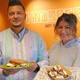 Alexander Scharmacher und Anna-Katrin Badewitz zeigen im Lokal „Knusperz“ in Dortmund zwei Speisen von der Karte.
