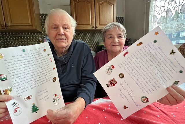 Manfred und Anneliese Hilbk sorgen dafür, dass viele Zeitungsabonnenten ganz persönliche Weihnachtsgrüße erhalten.