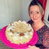 Backbloggerin Angie mit ihrer Vanillekipferl-Torte