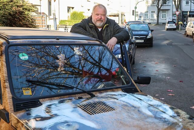Rolf-Arnd Marewski gehört zu den glücklichen Anwohnern im Lizenzgebiet, die eine Garage haben. Aber selbst die wird oft genug zugeparkt.