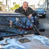Rolf-Arnd Marewski gehört zu den glücklichen Anwohnern im Lizenzgebiet, die eine Garage haben. Aber selbst die wird oft genug zugeparkt.