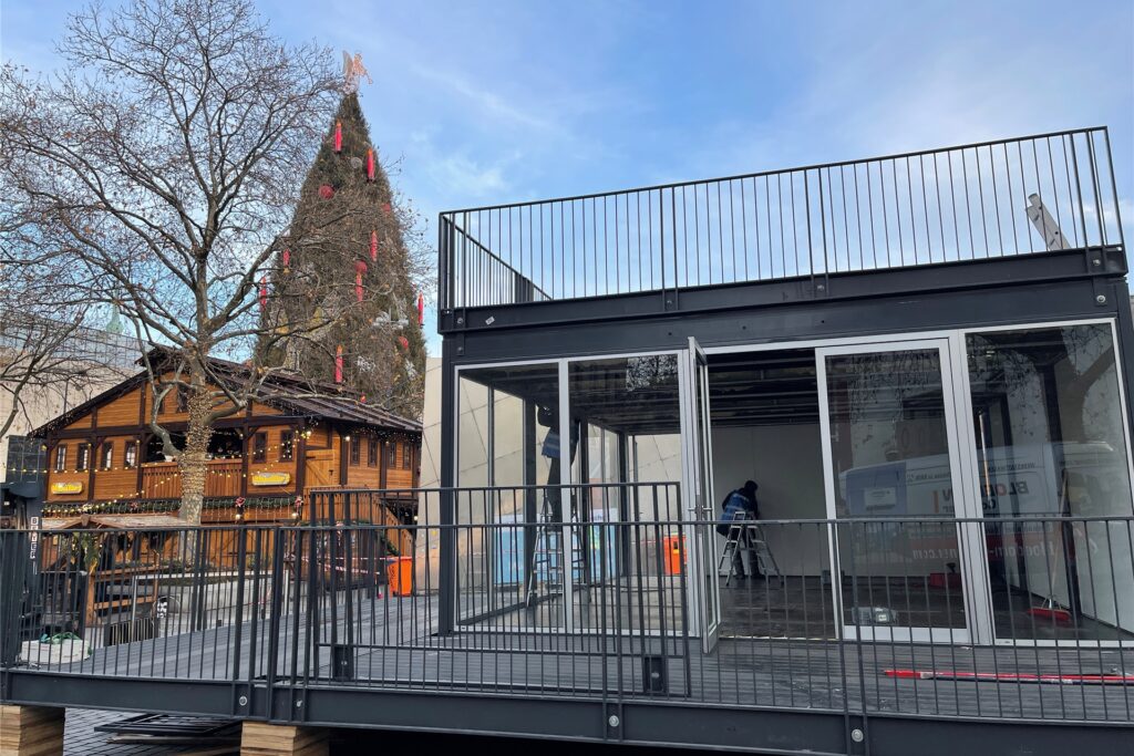 Am Hansaplatz wird aktuell direkt neben dem Weihnachtsmarkt ein Glashaus aufgebaut. Am Hansaplatz wird aktuell direkt neben dem Weihnachtsmarkt ein Glashaus aufgebaut.