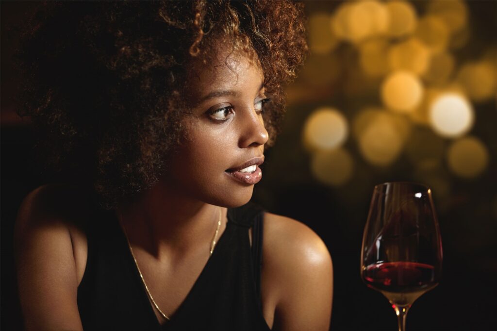schick angezogene frau mit rotwein in der hand