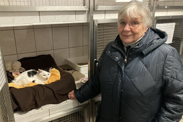Annegret Gellenbeck und das abgemagerte Kätzchen Noelle.