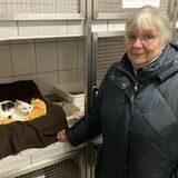 Annegret Gellenbeck und das abgemagerte Kätzchen Noelle.