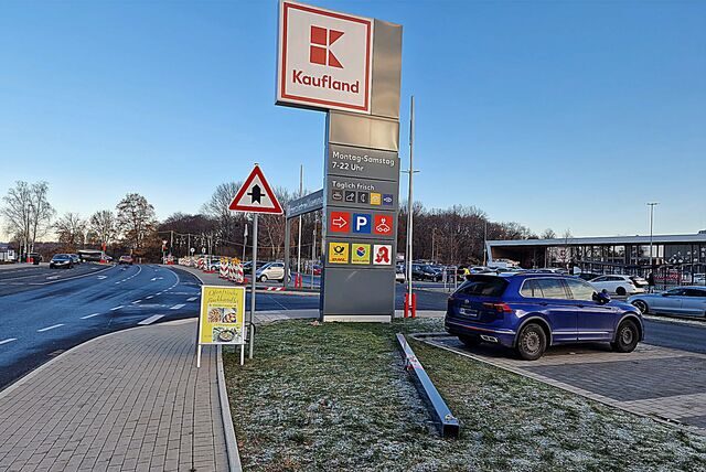 Eigentlich ist die Höhenbeschränkung auf dem Kaufland-Parkplatz nicht zu übersehen. Der Fahrer eines Sattelzuges ignorierte sie dennoch.