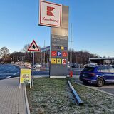 Eigentlich ist die Höhenbeschränkung auf dem Kaufland-Parkplatz nicht zu übersehen. Der Fahrer eines Sattelzuges ignorierte sie dennoch.