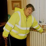 Barbara Freise, in eine warme Jacke gekleidet, fasst an den Heizkörper im Wohnzimmer: eiskalt. So geht es allen Mietern im Haus an der Hubert-Biernat-Straße in Heeren-Werve.