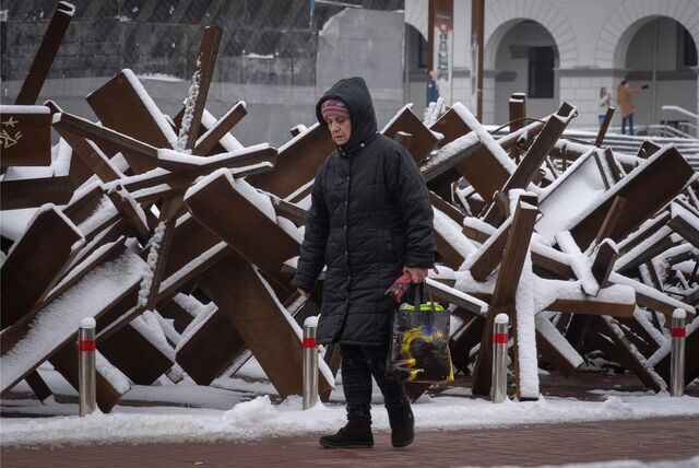 Eine Frau geht an Panzerabwehr-Igeln im Stadtzentrum von Kiew vorbei. (Symbolbild)