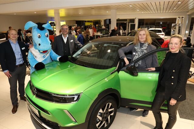Hauptgewinnerin Annegret Wessmann (2.v.r.) freut sich mit Wilhelm Jonas (Opel-Autohaus Jonas), Markus Dollenkamp (l.), Janine Schröder (beide Verlagsleitung Rubens) und Maskottchen Rubi Rubens über den Opel E-Mokka.