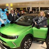 Hauptgewinnerin Annegret Wessmann (2.v.r.) freut sich mit Wilhelm Jonas (Opel-Autohaus Jonas), Markus Dollenkamp (l.), Janine Schröder (beide Verlagsleitung Rubens) und Maskottchen Rubi Rubens über den Opel E-Mokka.