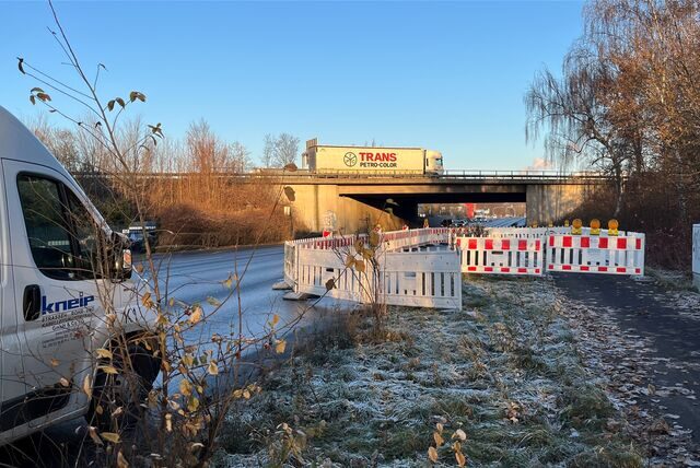 Hier geht es nicht mehr im Sattel weiter: Der benutzungspflichtige Radweg entlang der viel befahrenen Unnaer Straße wurde offenbar unter Missachtung von Sicherheitsrichtlinien voll gesperrt.