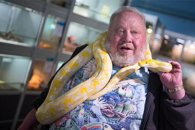 Norbert Zajac mit einer Schlange über den Schultern.
