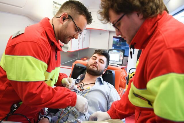 Unser Archivbild zeigt eine Übung zur Versorgung eines Patienten durch den Rettungsdienst.