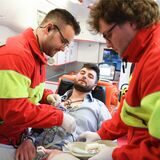 Unser Archivbild zeigt eine Übung zur Versorgung eines Patienten durch den Rettungsdienst.