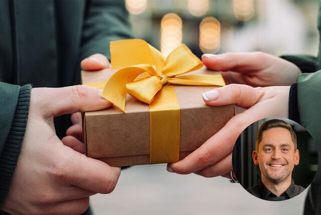 Mann übergibt Frau ein kleines Geschenk