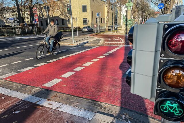Ein Radfahrer fährt über den Radweg am Ostwall in Dortmund.