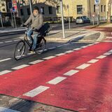 Ein Radfahrer fährt über den Radweg am Ostwall in Dortmund.