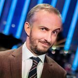 Jan Böhmermann, Moderator, steht im Anschluss an seine Late-Night-Show «ZDF Magazin Royal» vor seinem Orchester