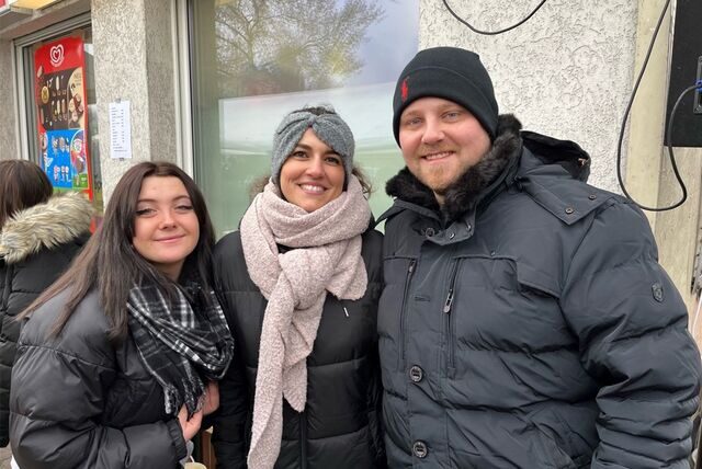 Annalena Wille, Albana Mulaj und Andy Wille beim Spendengrillen.