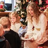 Die Darstellerin des Christkindes nimmt in der Christkindpostfiliale der Deutschen Post Wunschzetteln von Kindern entgegen.