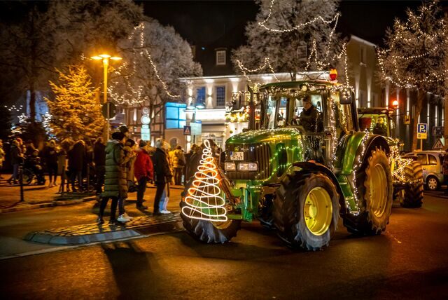 Zahlreiche Zuschauer säumten die Strecke. Aus Heeren kommend, rollte der Konvoi über den Marktplatz und weiter in Richtung Methler.