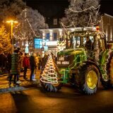 Zahlreiche Zuschauer säumten die Strecke. Aus Heeren kommend, rollte der Konvoi über den Marktplatz und weiter in Richtung Methler.