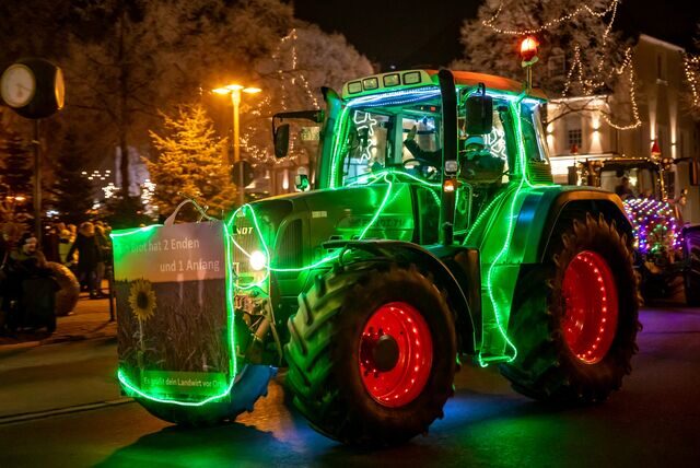 Ein weihnachtlich beleuchteter Traktor am Alten Markt in Kamen.