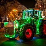 Ein weihnachtlich beleuchteter Traktor am Alten Markt in Kamen.