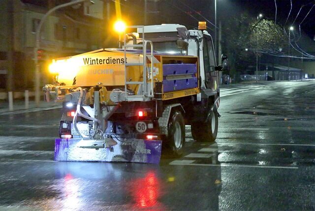 Auch in Lünen wurde am Sonntagabend (18. Dezember) noch gestreut. Trotzdem kam es zu einigen Unfällen.