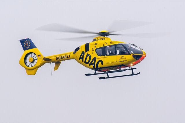 Ein Rettungshubschrauber des ADAC im Anflug.