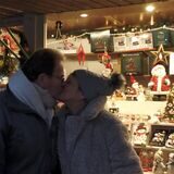 Ein Paar küsst sich unter einem Mistelzweig auf dem Dortmunder Weihnachtsmarkt.