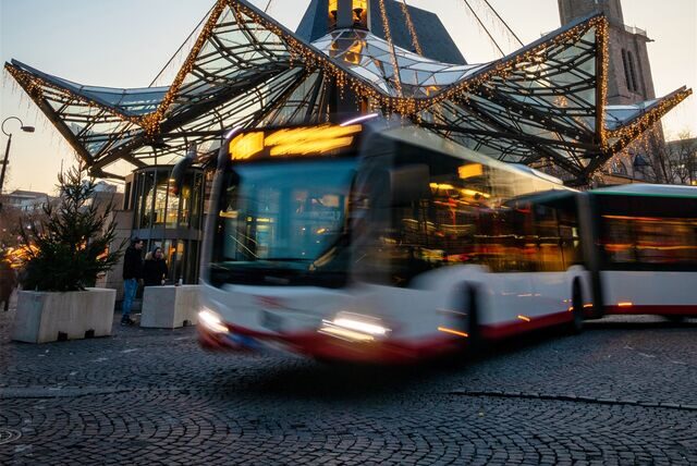 Ein Bus von DSW21 vor der Haltestelle „Reinoldikirche“ in Dortmund.