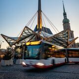 Ein Bus von DSW21 vor der Haltestelle „Reinoldikirche“ in Dortmund.