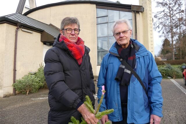 Peter Pyzalla (l.) und Hans-Bernd Marx vom Festausschuss der St. Christophorus-Gemeinde in Schwerte sind entsetzt: Unbekannte haben 50 Weihnachtsbäume gestohlen. Die Bäume sollten für einen guten Zweck verkauft werden.