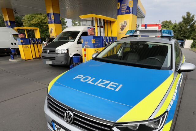 Ein Polizeiauto steht an einer Tankstelle